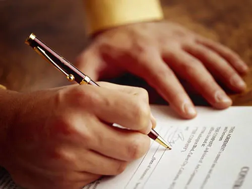 Sócio assinando a alteração do contrato social da empresa
