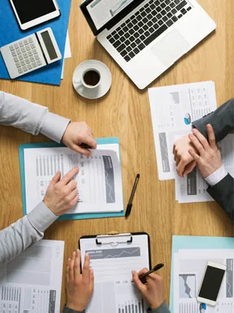 Profissionais de contabilidade analisando documentos de clientes em Guaratinguetá