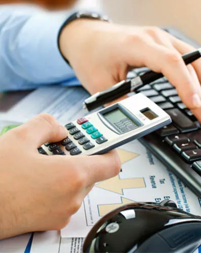 Contador calculando impostos de uma empresa em Guaratinguetá