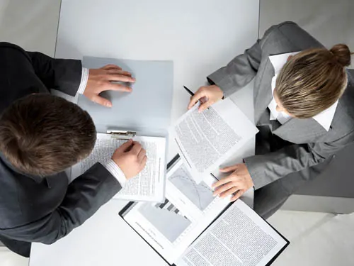 Contadores analisando documentos para a constituição de uma empresa em Guaratinguetá
