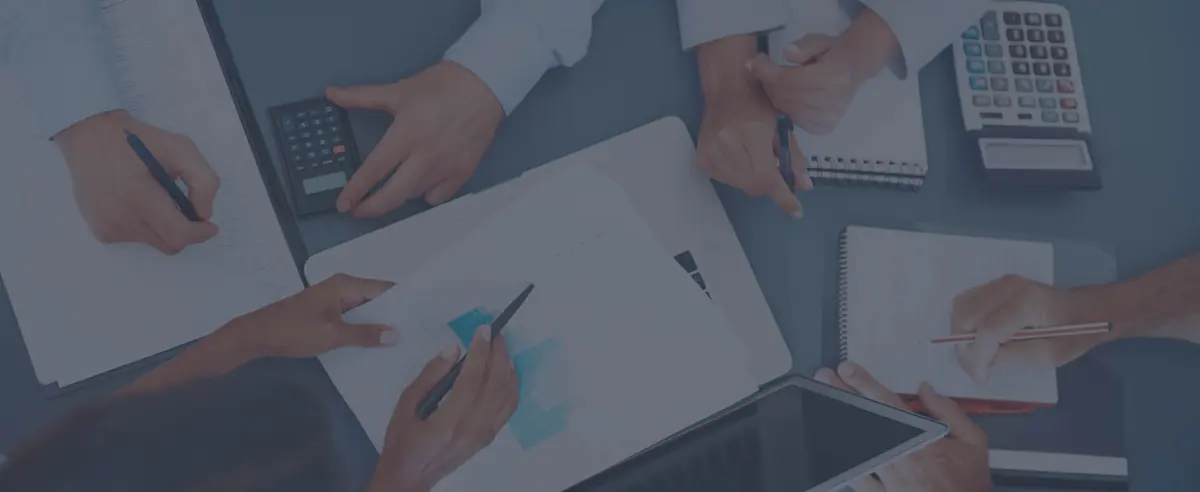 Equipe de contabilidade analisando documentos e relatórios em Guaratinguetá
