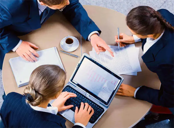 Equipe da Shangrila Contabilidade e Administração em reunião com cliente em Guaratinguetá