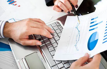 Relatórios financeiros e gráficos preparados para uma empresa